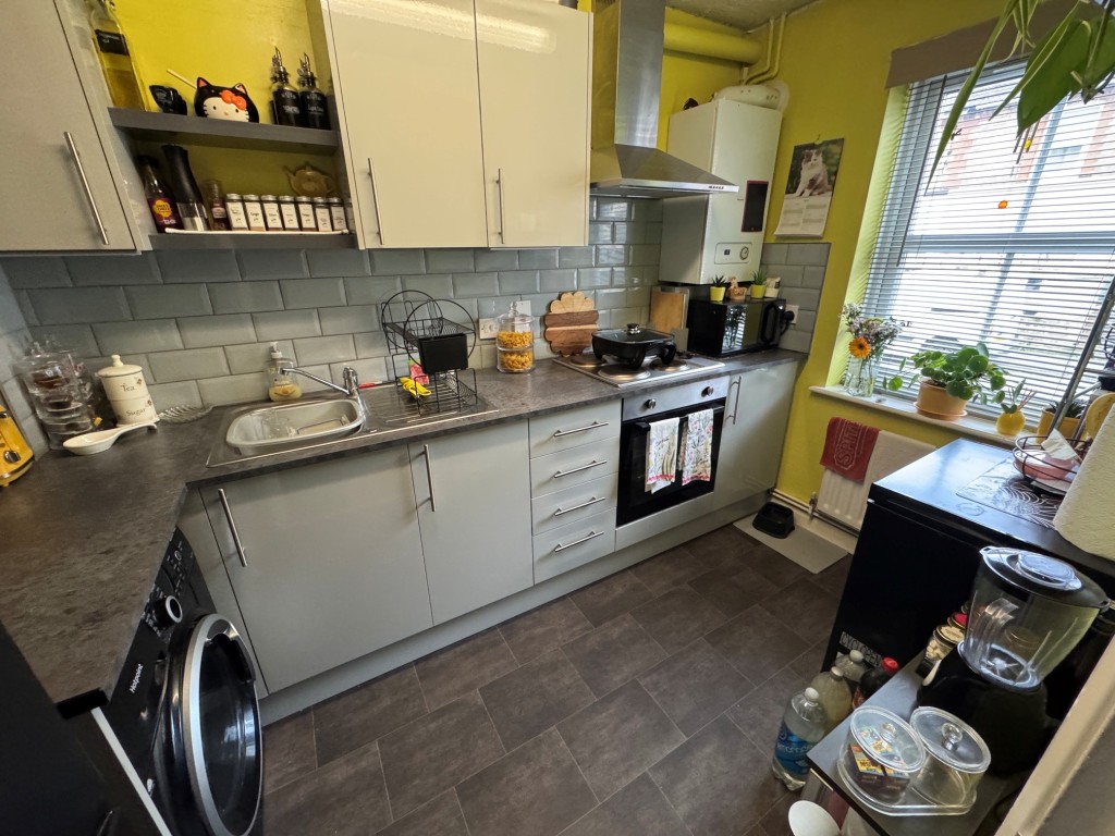Lot: 128 - FREEHOLD MODERN TERRACE HOUSE INVESTMENT - Kitchen